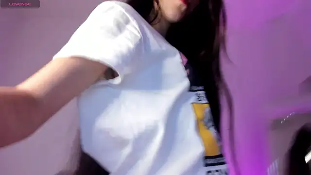 cutesofiaa online show from May 27, 2026, 6:37 pm