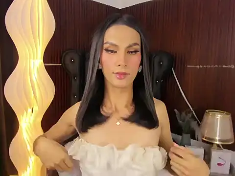 Estella Hilton online show from June 13, 2026, 11:30 am