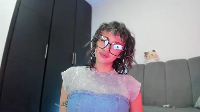 Snapshot of vandalovee_ chatting on May 27, 2026, 1:57 am vandalovee online show from May 27, 2026, 1:57 am