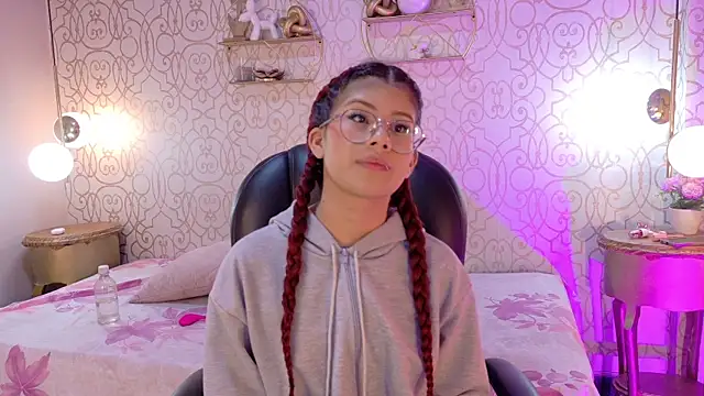 zoeecarter  online show from May 11, 2026, 11:44 am