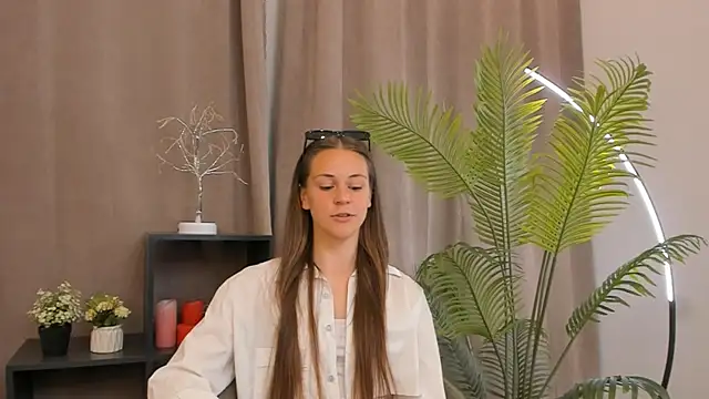 AleciaFreitas online show from May 8, 2026, 1:37 pm