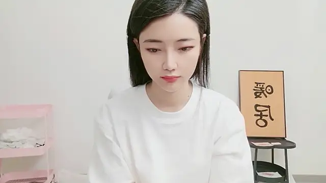 woxiangjinjin030 online show from May 13, 2026, 7:37 am