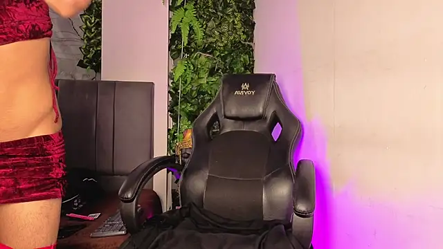 lily dark   online show from May 20, 2026, 9:34 pm
