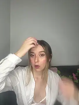 Sarisloves online show from June 17, 2026, 1:05 am