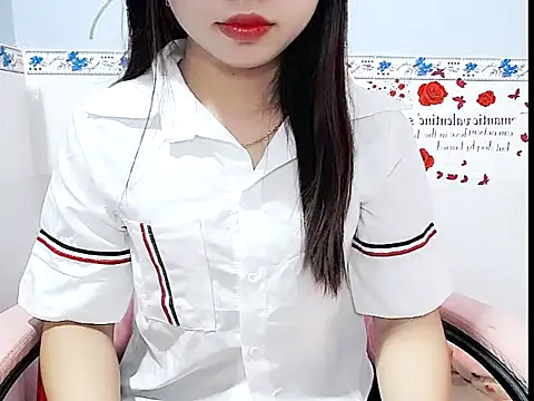 Snapshot of Emilysexy_cut chatting on June 19, 2026, 4:51 am Emilysexy cut online show from June 19, 2026, 4:51 am