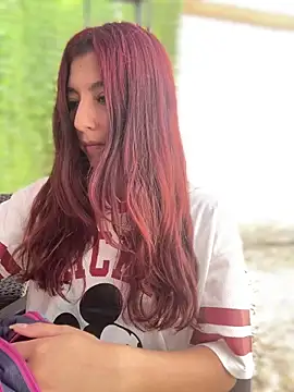 Snapshot of EveRave_Pink chatting on June 17, 2026, 2:27 pm EveRave Pink online show from June 17, 2026, 2:27 pm