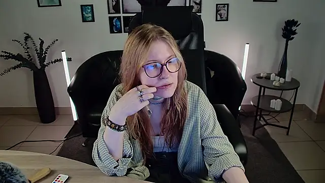 lanafitch online show from June 25, 2026, 1:27 pm