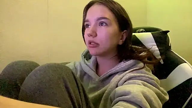 Snapshot of FewerCadre chatting on May 22, 2026, 6:06 pm FewerCadre online show from May 22, 2026, 6:06 pm