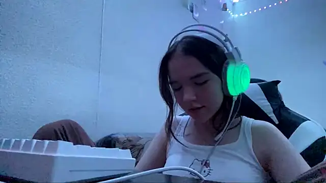 Snapshot of FewerCadre chatting on May 20, 2026, 6:05 pm FewerCadre online show from May 20, 2026, 6:05 pm