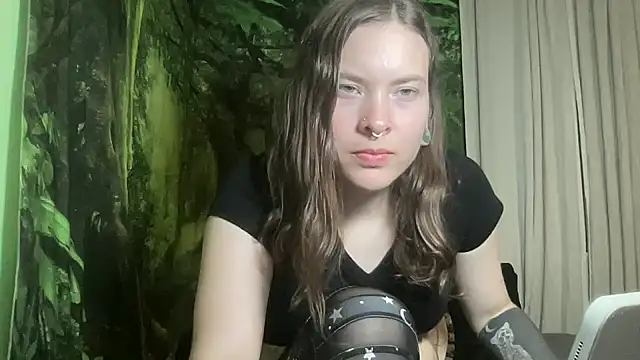 Snapshot of mo0ngoddess chatting on October 4, 2025, 2:24 am mo0ngoddess online show from October 4, 2025, 2:24 am