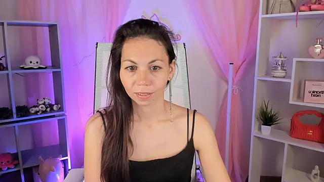 TrasyMorris online show from May 18, 2026, 4:07 am