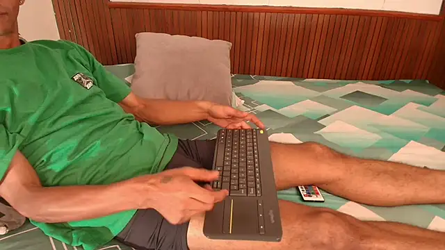 Snapshot of yayi_and_derek chatting on June 8, 2026, 11:33 am yayi and derek online show from June 8, 2026, 11:33 am