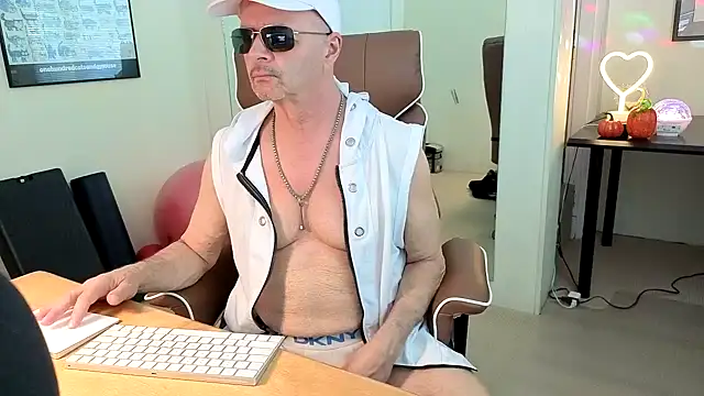 Snapshot of hotdadbod chatting on October 17, 2025, 8:32 pm hotdadbod online show from October 17, 2025, 8:32 pm