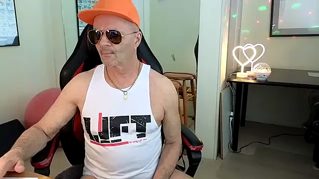 Snapshot of hotdadbod chatting on February 11, 2025, 9:35 pm hotdadbod online show from February 11, 2025, 9:35 pm