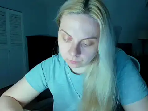 Laviora online show from May 13, 2026, 3:57 am