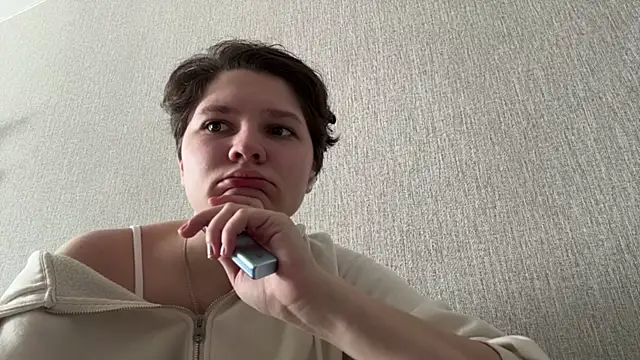 LizCumens online show from May 18, 2026, 12:33 am