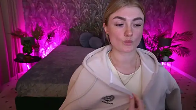 Snapshot of Lolly_Rosee chatting on May 19, 2026, 9:38 am Lolly Rosee online show from May 19, 2026, 9:38 am