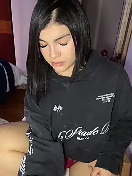 Emilyrosett  online show from May 19, 2026, 9:55 pm