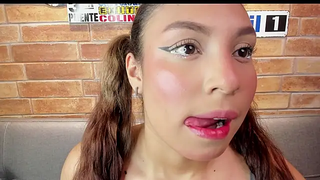 foxy antonela online show from June 16, 2026, 2:33 am