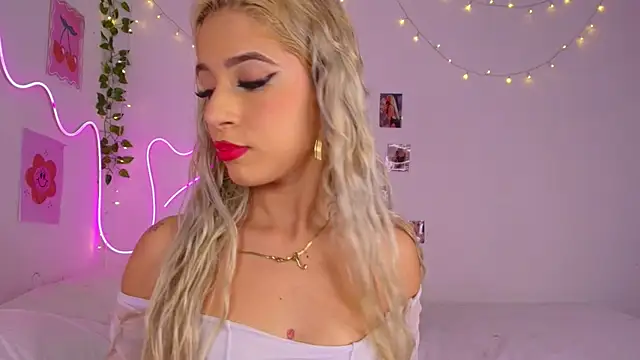 cinniaa  online show from June 5, 2026, 1:10 am