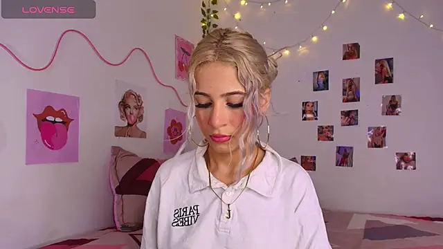 cinniaa  online show from May 21, 2026, 12:08 am