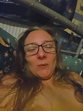 Izzylove47 online show from July 4, 2026, 9:52 pm