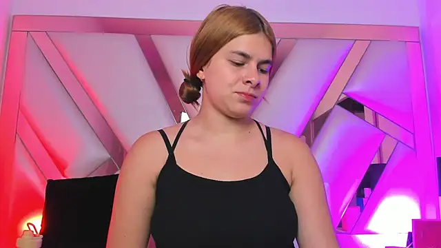 AliceCruzz online show from July 4, 2026, 4:55 pm
