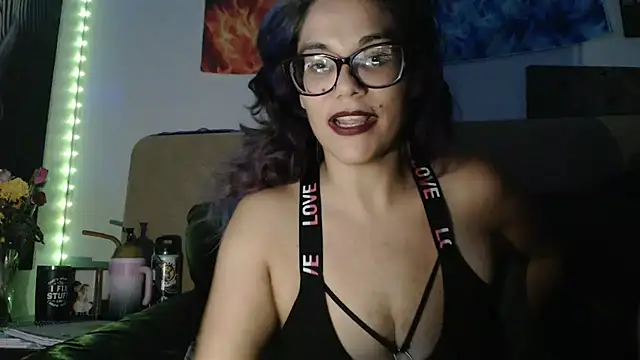 MamaBee88 online show from May 31, 2026, 9:59 am
