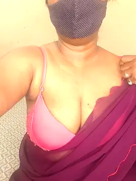 Snapshot of MISS-LOVEV chatting on July 13, 2026, 5:40 am MISS-LOVEV online show from July 13, 2026, 5:40 am