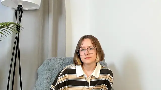 JaclynBoluda online show from May 18, 2026, 1:05 pm