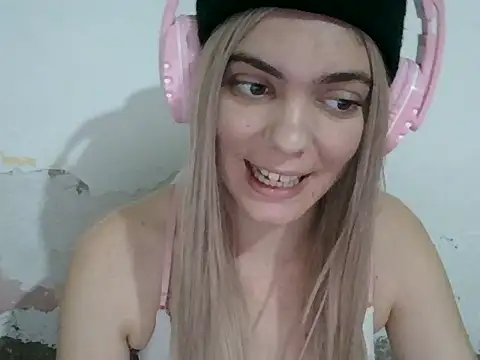 Snapshot of Angel_Ristoww chatting on May 20, 2026, 1:35 am Angel Ristoww online show from May 20, 2026, 1:35 am