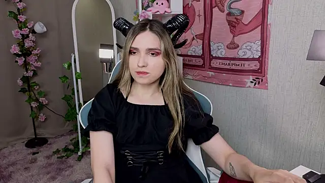 Snapshot of NocturneHuntress chatting on June 28, 2026, 7:47 am NocturneHuntress online show from June 28, 2026, 7:47 am