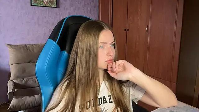 Snapshot of SilkSinner_ chatting on June 18, 2026, 11:37 am SilkSinner online show from June 18, 2026, 11:37 am