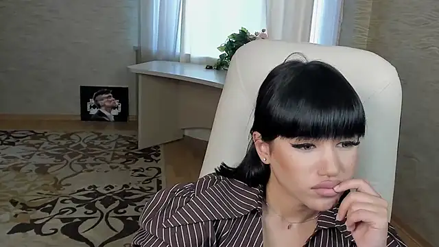 SerenaBoll online show from May 20, 2026, 12:57 pm