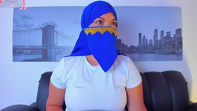 Amira 002 online show from May 22, 2026, 1:20 pm