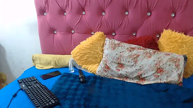 PEACHESX25x online show from July 6, 2026, 4:52 am