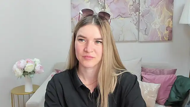 RoxyReignn online show from June 18, 2026, 10:04 pm