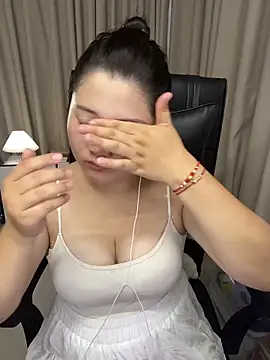 Luckysisi-s online show from June 14, 2026, 2:07 pm