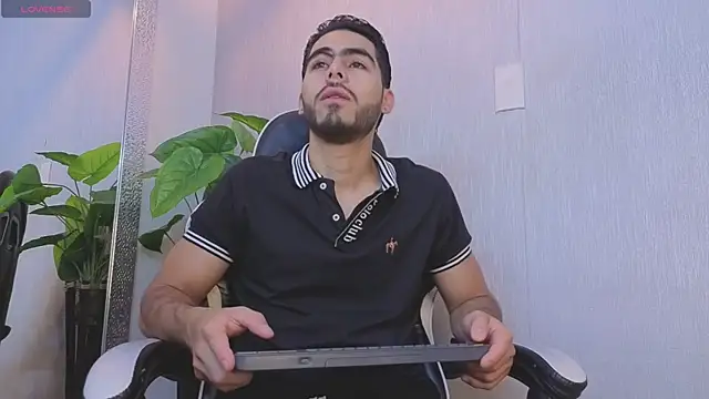 Snapshot of Jadiel_Stone chatting on July 12, 2026, 11:44 am Jadiel Stone online show from July 12, 2026, 11:44 am