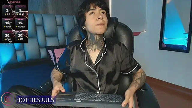 hottiesjuls online show from July 15, 2026, 6:59 pm