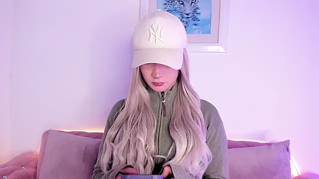 Snapshot of SophieMoneet chatting on May 26, 2026, 12:36 pm SophieMoneet online show from May 26, 2026, 12:36 pm