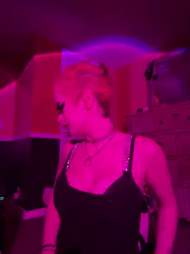 whimsicallylusty online show from June 3, 2026, 11:44 am