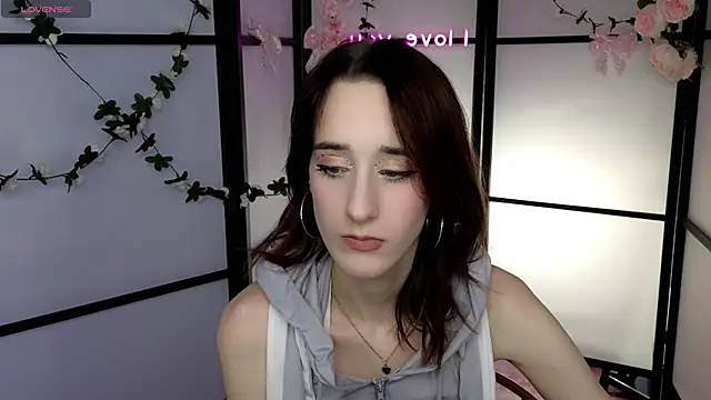 LolaWhitmore online show from May 28, 2026, 1:06 pm