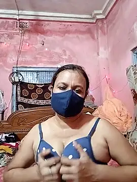 MoonLusty online show from June 3, 2026, 2:33 pm