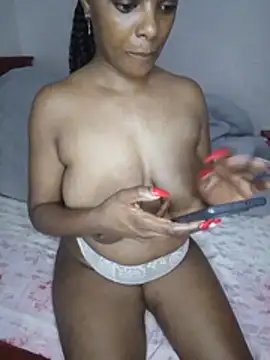 Snapshot of creamiequeen chatting on June 11, 2026, 11:35 pm creamiequeen online show from June 11, 2026, 11:35 pm
