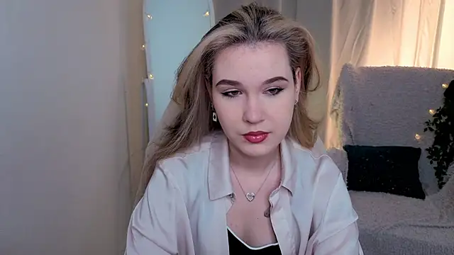 NelliSimson online show from June 3, 2026, 1:34 pm