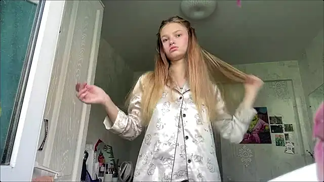 HeIen cute online show from July 7, 2026, 6:47 am