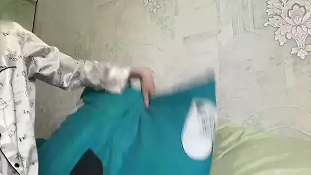 HeIen cute online show from June 14, 2026, 2:24 am