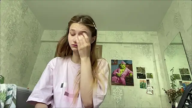 HeIen cute online show from July 9, 2026, 5:19 am