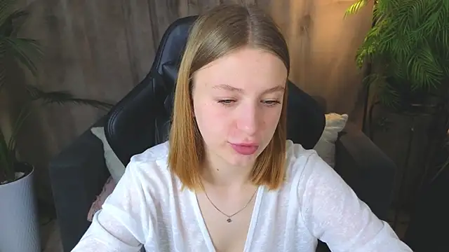 Snapshot of BeatriceLoven chatting on June 27, 2026, 7:14 am BeatriceLoven online show from June 27, 2026, 7:14 am